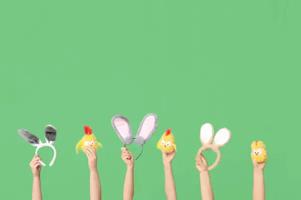 Mains Féminines Tenant Les Oreilles Lapin Pâques Bandeaux Avec Poulets — Photo