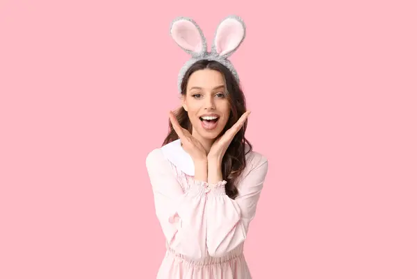 Счастливая Молодая Женщина Пасхальных Ушах Кролика Розовом Фоне — стоковое фото