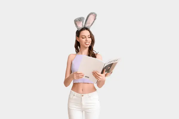 Счастливая Молодая Женщина Пасхальный Кролик Ушки Ободок Журналом Белом Фоне — стоковое фото