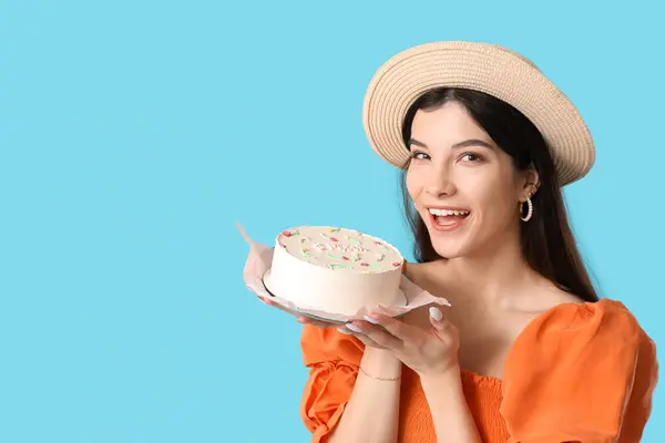 Glückliche Junge Frau Mit Süßem Bento Kuchen Auf Blauem Hintergrund — Stockfoto