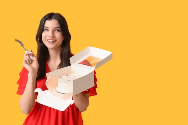 Schöne Junge Frau Hält Schachtel Mit Süßem Bento Kuchen Auf — Stockfoto