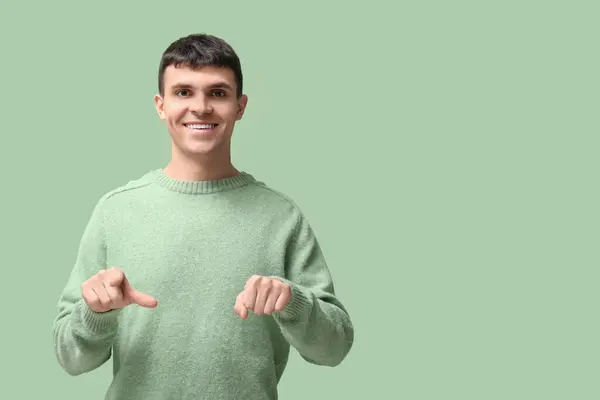 緑色の背景にサイン言語を使用する若い聴覚ミュート男性 — ストック写真