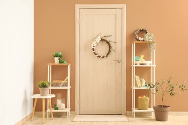 Geleneksel Paskalya çelengi ile giriş kapısı.