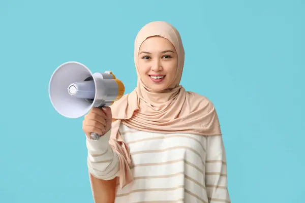 Young Asian Muslim Woman Megaphone Blue Background National Heard Day — Stock Photo, Image