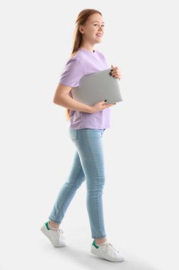 Işık arkaplanda dizüstü bilgisayarı olan kadın programcı