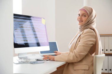 Masada çalışan Müslüman kadın programcı.