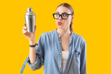 Sarı arka planda titreyen düşünceli bayan barmen.