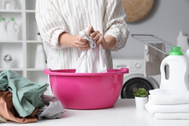 Çamaşırları leğende yıkayan kadın, yakın plan.