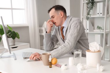 Ofiste nazal damlası olan kötü bir işadamı var.