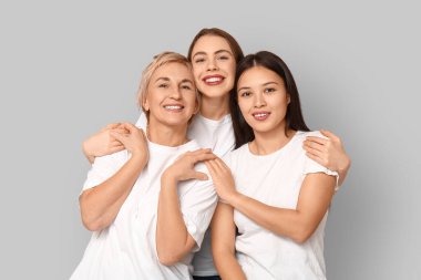 Gri arka planda güzel kadınların portresi. Kadın tarihi ayı