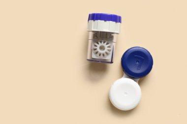 Bej arkaplan üzerindeki kontak lensler için kaplar