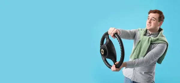 Besorgter Junger Mann Mit Lenkrad Auf Blauem Hintergrund Mit Platz — Stockfoto