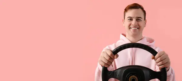 Glücklicher Junger Mann Mit Lenkrad Auf Rosa Hintergrund Mit Platz — Stockfoto