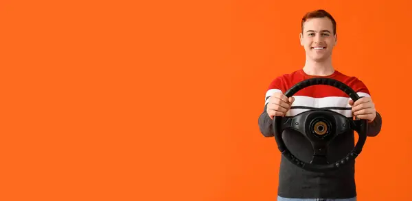 Glücklicher Junger Mann Mit Lenkrad Auf Orangefarbenem Hintergrund Mit Platz — Stockfoto