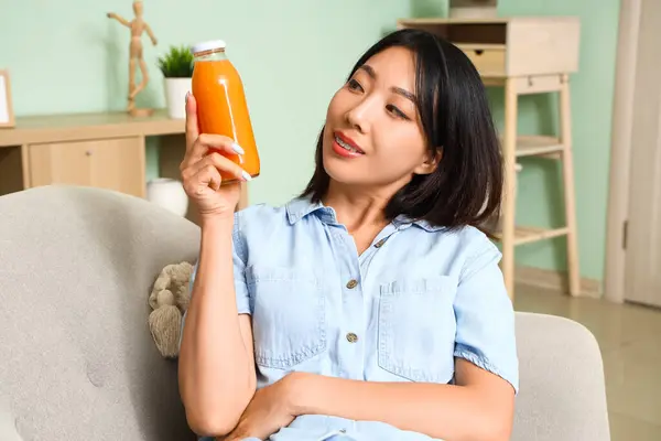 Mooie Aziatische Vrouw Met Fles Sap Thuis Close — Stockfoto