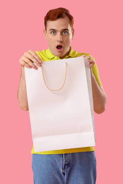 Shocked Young Man Shopping Bag Pink Background — Stock Photo, Image