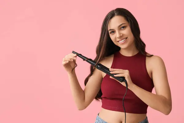 Beautiful Young Woman Curling Iron Pink Background — Stockfoto