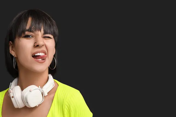 Κομψή Νεαρή Γυναίκα Σκουλαρίκια Στη Μύτη Και Ακουστικά Μαύρο Φόντο — Φωτογραφία Αρχείου
