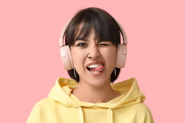 Κομψή Νεαρή Γυναίκα Ακουστικά Σκουλαρίκι Στη Μύτη Που Δείχνει Γλώσσα — Φωτογραφία Αρχείου