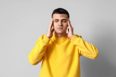 Hafif bir beyin sarsıntısı geçirmiş genç bir adam.