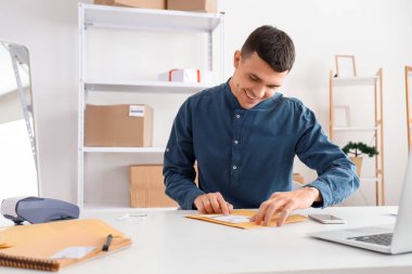 Depodaki müşteriler için çevrimiçi erkek mağaza satıcısı paketleme zarfı