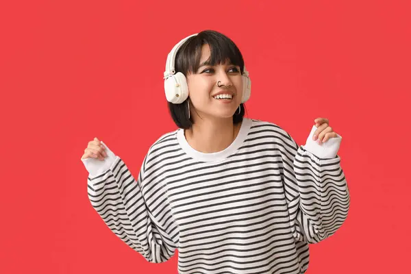 Ευτυχισμένη Κομψή Νεαρή Γυναίκα Ακουστικά Σκουλαρίκια Στη Μύτη Κόκκινο Φόντο — Φωτογραφία Αρχείου
