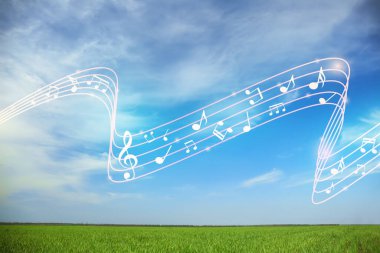 Bulutlu güzel gökyüzü manzarası ve kırsalda uçan notalar.