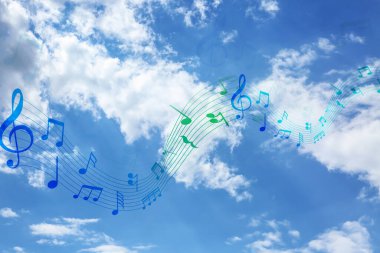 Bulutlar ve uçan notalarla güzel gökyüzü manzarası