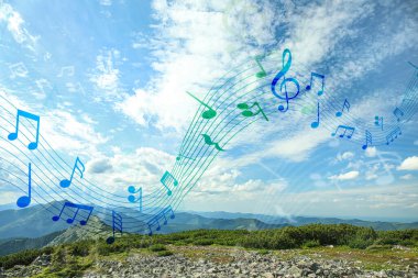 Bulutlar ve dağlarda uçan notalarla güzel gökyüzü manzarası