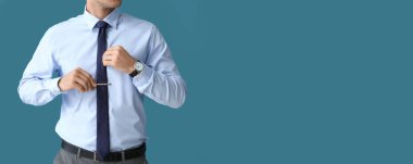 Resmi elbiseli ve mavi arkaplanda kravat klipsli metin için yeri olan bir adam