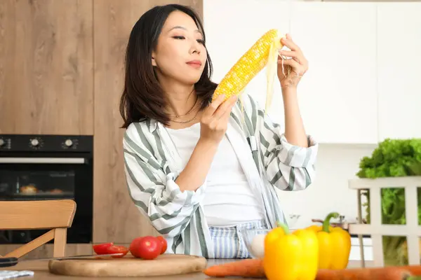 Mooie Jonge Aziatische Vrouw Met Verse Maïs Koken Keuken — Stockfoto