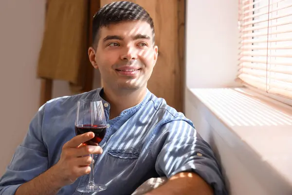 Junger Mann Mit Glas Rotwein Hause Nahaufnahme — Stockfoto