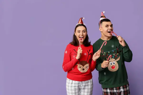 Feliz Pareja Joven Pijama Navidad Con Bastones Caramelo Sobre Fondo — Foto de Stock