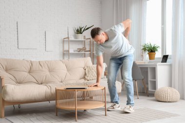 Olgun adam evde sırt ağrısı acı