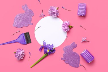 Kuaför aksesuarları, çiçekler ve pembe arka planda Paskalya tavşanları olan boş bir kart.