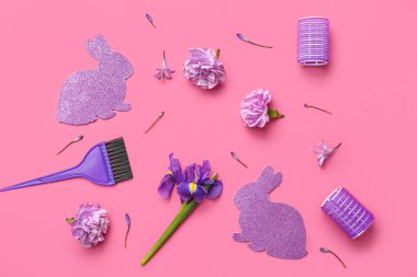 Çiçekli kuaför aksesuarları ve pembe arka planda Paskalya tavşanları