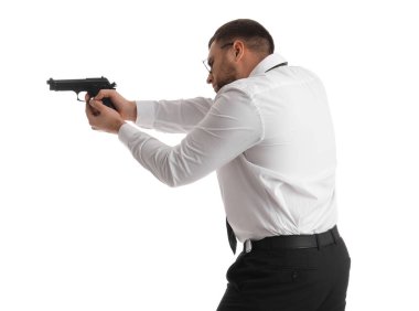 Beyaz arka planda silahlı bir erkek polis memuru.