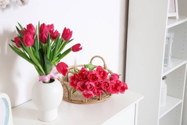 Oturma odasında klozette laleler olan vazo. Paskalya kutlaması