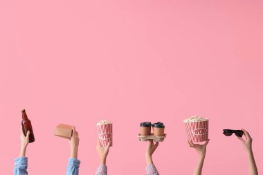 Arkaplanda patlamış mısır, bira ve kahve kovaları olan bir sürü el.