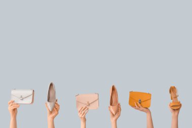 Hafif arka planda şık ayakkabılı ve çantalı kadınlar.