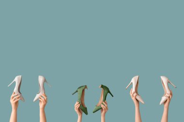 Mavi arka planda şık topuklu kadınlar