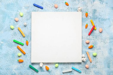 Boş kart, tebeşirden yapılmış çerçeve ve paskalya dekoru. Paskalya konsepti.