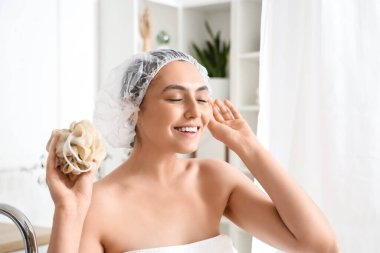 Lifli genç kadın evde banyo yapıyor, yakın plan.