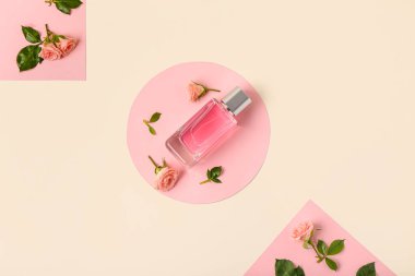 Beyaz arka planda çiçekli bir şişe parfüm. Üst görünüm