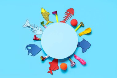 Kağıt balıklı boş kart ve mavi arka planda parti düdüğü. 1 Nisan şakası