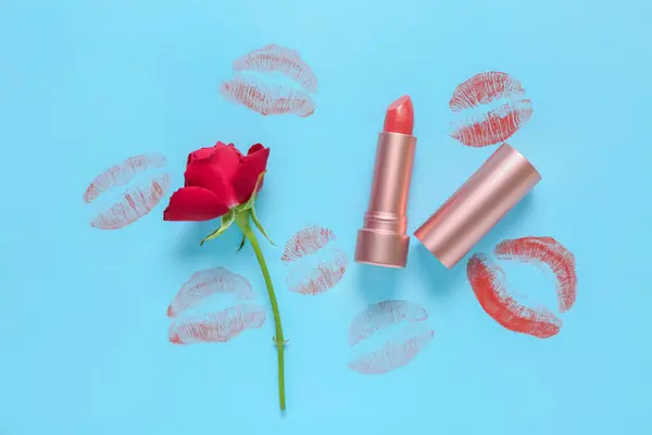 Lippenstift Mit Küssen Und Roter Rose Auf Blauem Hintergrund — Stockfoto