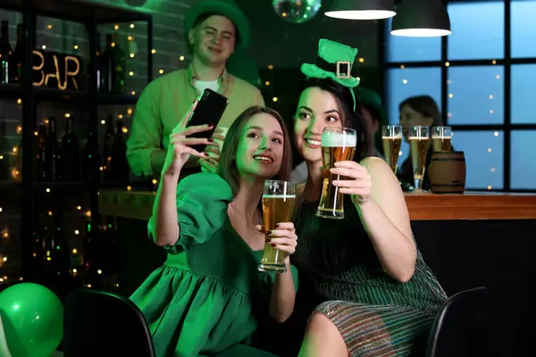 Jonge Vrouwen Met Bier Selfie Pub Patrick Day — Stockfoto