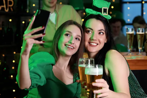 Jonge Vrouwen Met Bier Selfie Pub Patrick Day — Stockfoto