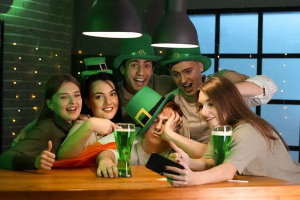 Groep Jongeren Met Bier Selfie Pub Patrick Day — Stockfoto