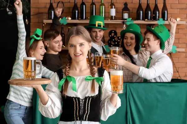 Jonge Serveerster Met Bier Bar Patrick Day — Stockfoto